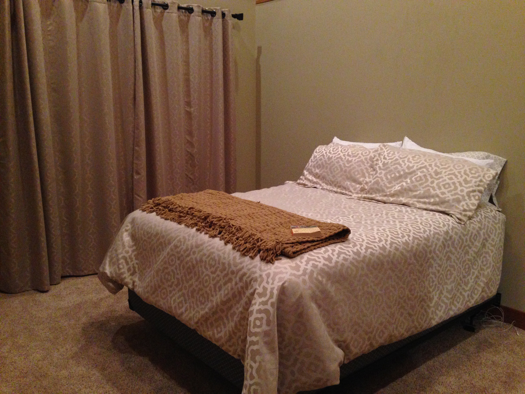 Cozy bedroom with double bed.